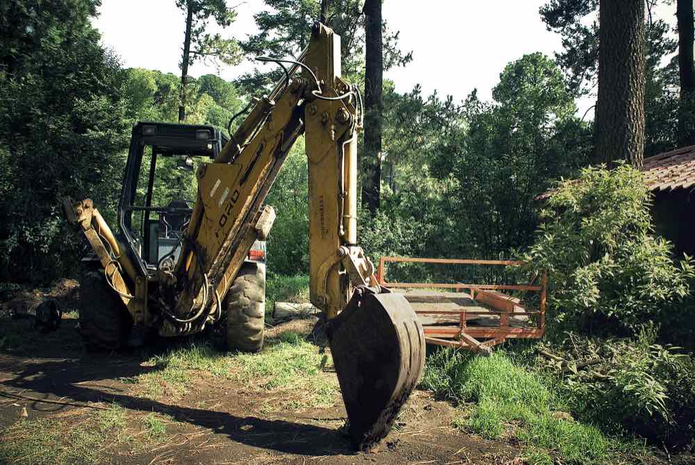 Retroexcavadora trabajando en un terreno